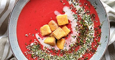 Kreminė veganiška burokėlių sriuba su greipfrutų sultimis ir traškiu tofu