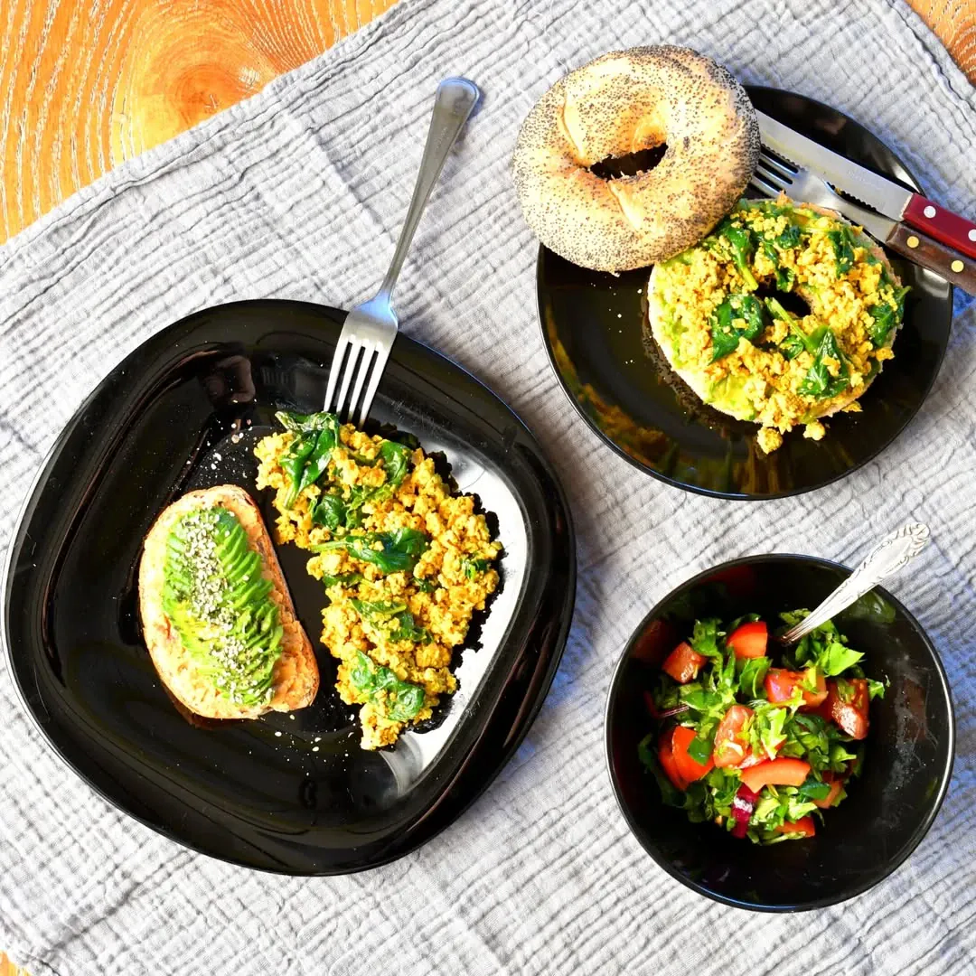 Tofu scramble - veganiška kiaušinienė (tofinienė) su špinatais