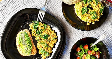 Tofu scramble - veganiška kiaušinienė (tofinienė) su špinatais