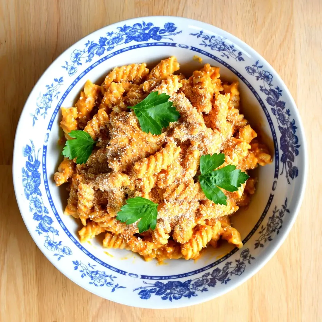 Veganiški moliūgų Mac & Cheese makaronai su kokosų kremu