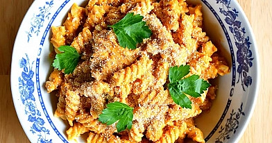 Veganiški moliūgų Mac & Cheese makaronai su kokosų kremu