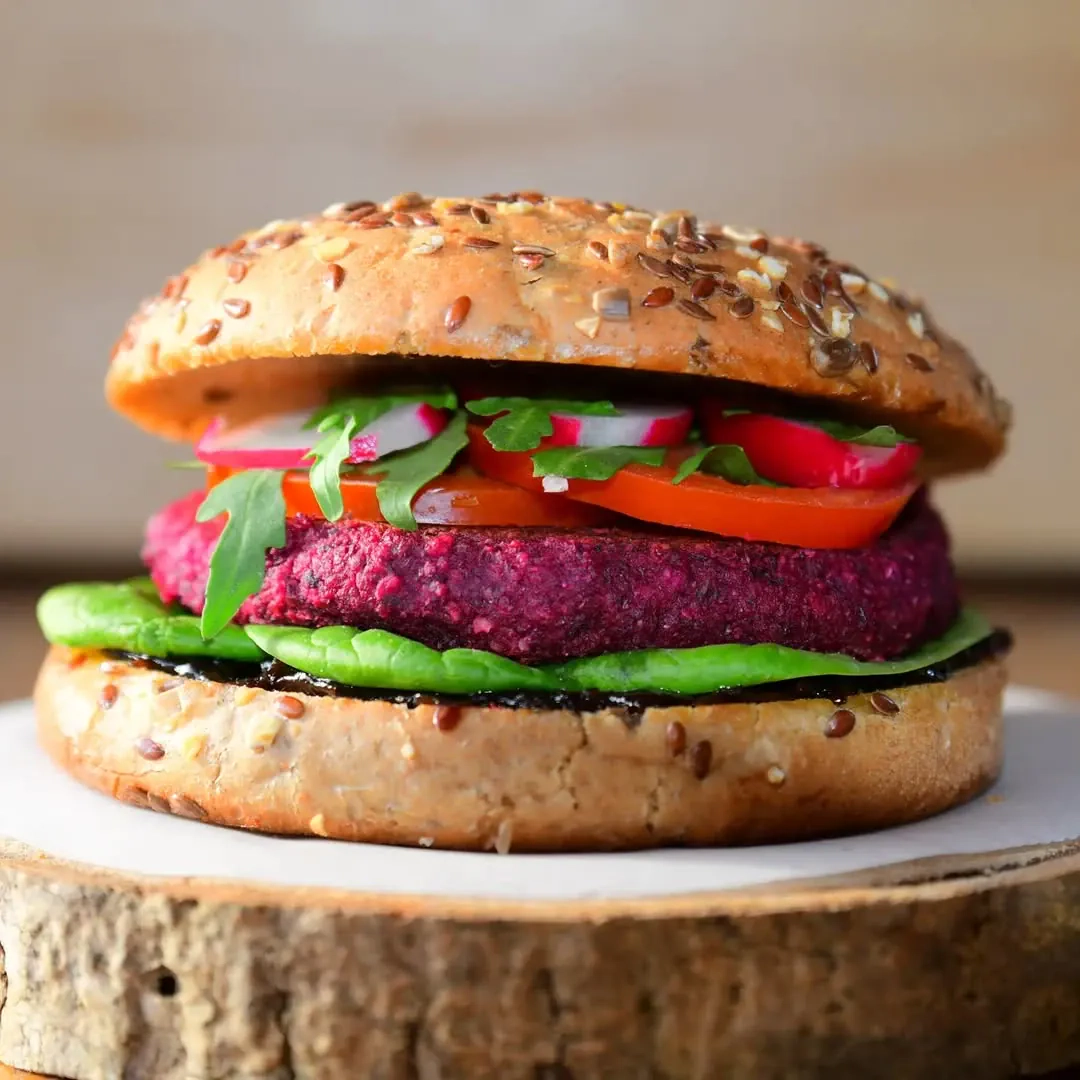 Veganiški burokėlių ir juodųjų pupelių burgeriai