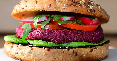 Veganiški burokėlių ir juodųjų pupelių burgeriai