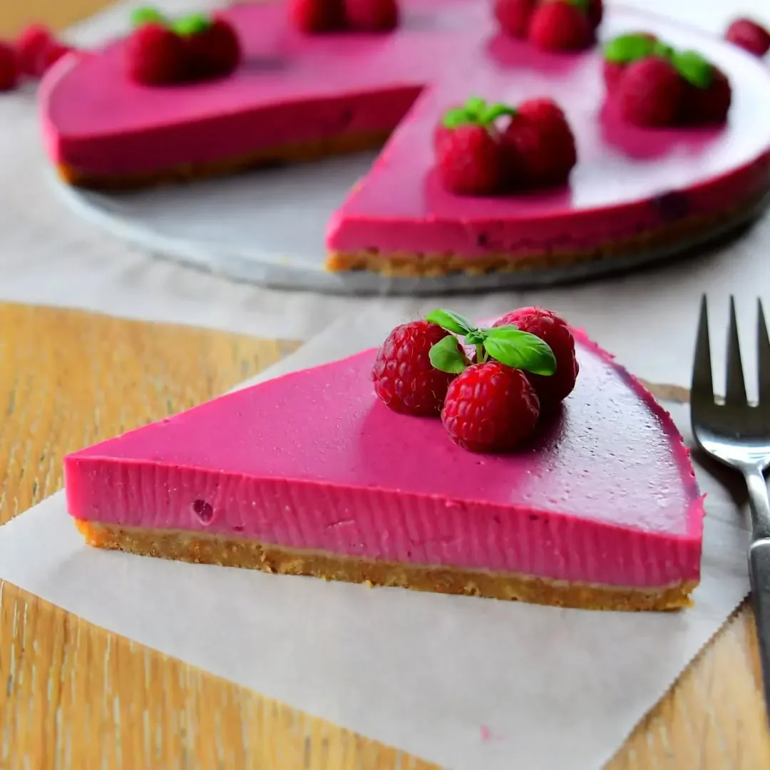 Veganiškas nekeptas aviečių tortas su kokosų pienu