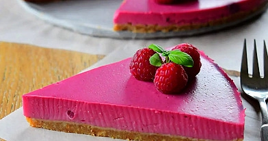 Veganiškas nekeptas aviečių tortas su kokosų pienu