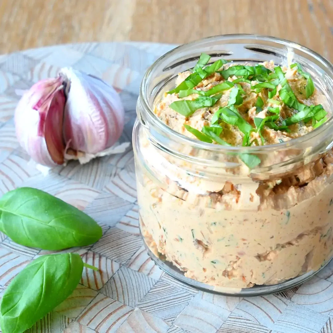 Veganiška rūkyto tofu užtepėlė su saulėje džiovintais pomidorais 🍅