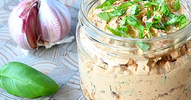 Veganiška rūkyto tofu užtepėlė su saulėje džiovintais pomidorais 🍅