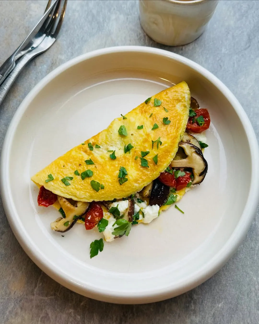 Omletas su grikiais ir feta sūriu