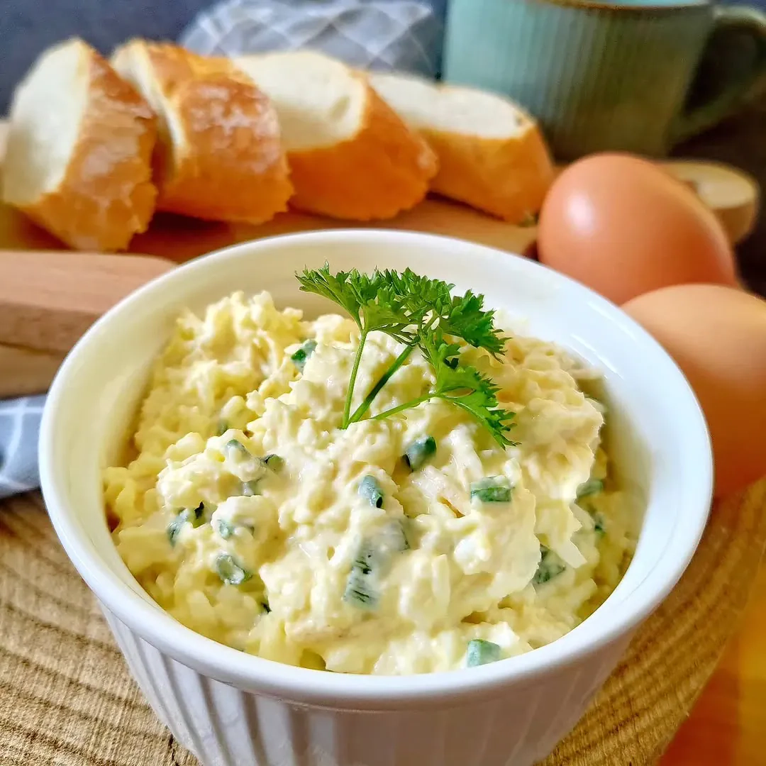 Užtepėlė su kiaušiniu, fermentiniu sūriu ir majonezu