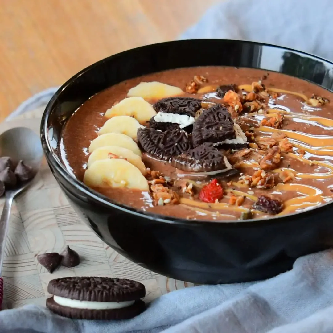 Veganiškas šokoladinis smoothie bowl su avižų pienu