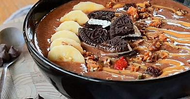 Veganiškas šokoladinis smoothie bowl su avižų pienu