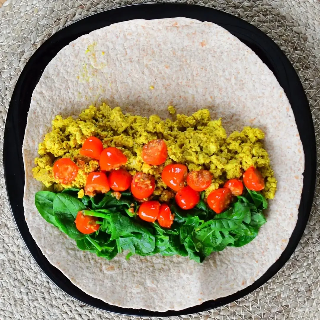 Kepti vyšniniai pomidorai (blistered tomatoes) ir tofinienė tortilijoje (vegan) 🌮