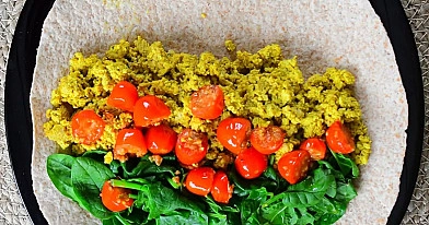 Kepti vyšniniai pomidorai (blistered tomatoes) ir tofinienė tortilijoje (vegan) 🌮