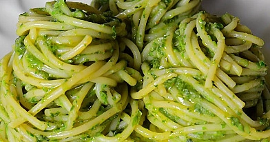 15 minučių žaliųjų daržovių makaronai su špinatų ir žirnelių padažu (vegan)