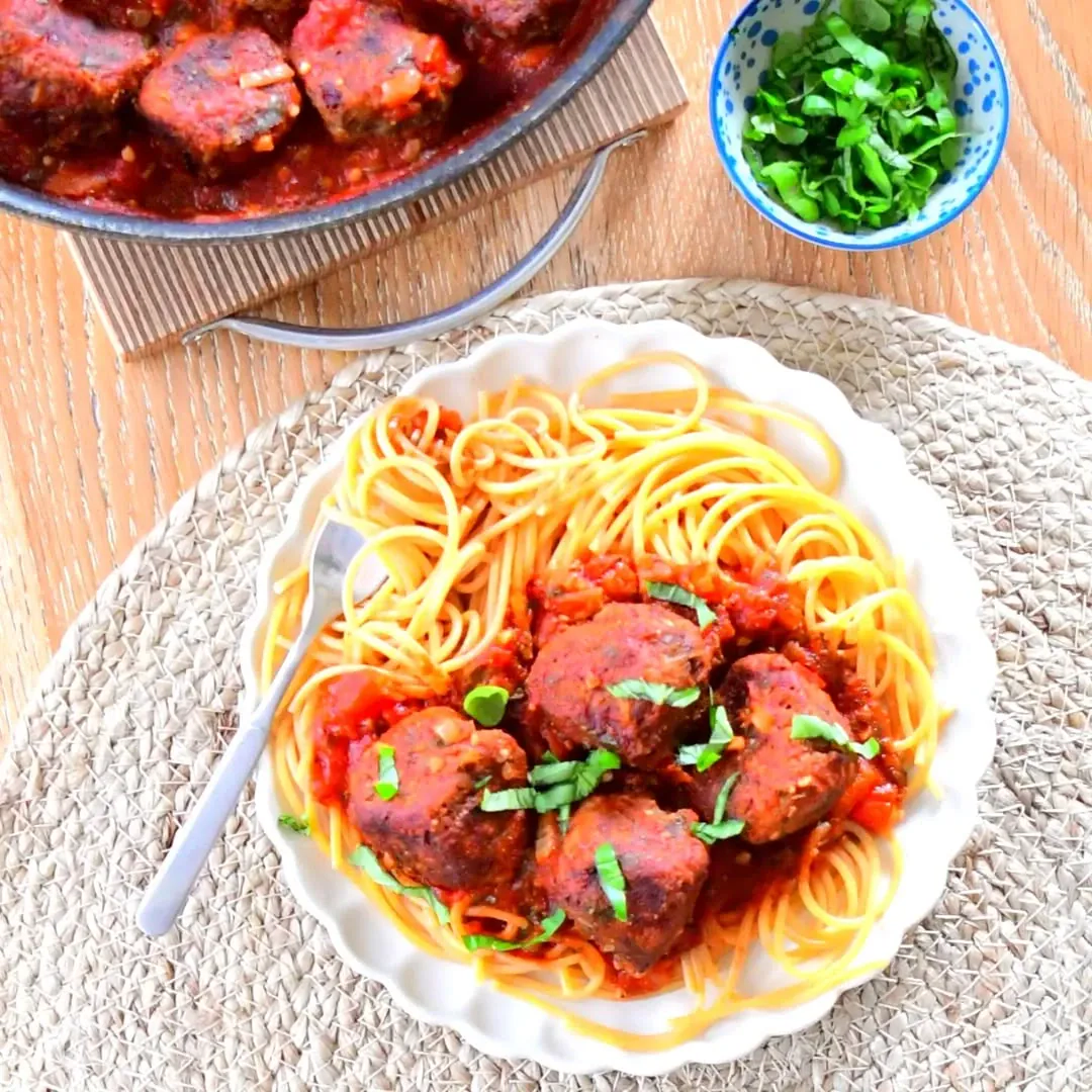 Spagečiai su mėsos kukuliais, troškintais pomidorų tyrėje ir parmezano sūriu