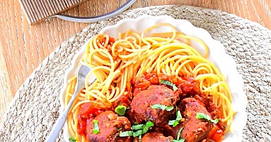 Spagečiai su mėsos kukuliais, troškintais pomidorų tyrėje ir parmezano sūriu