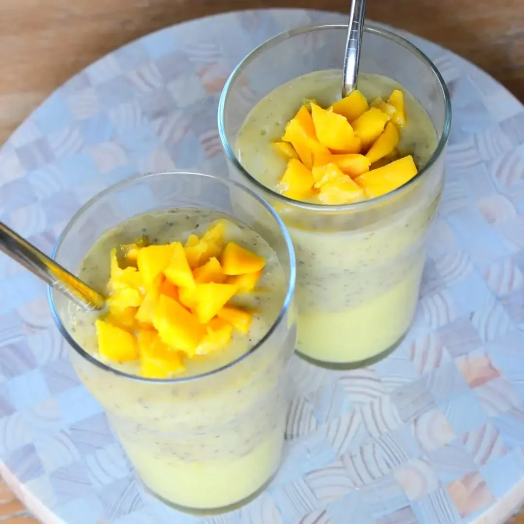 Tropinis mango glotnutis su bananu ir chia sėklomis 🥭