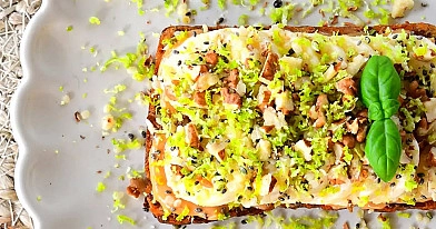 Sėklų duona su riešutų sviestu, bananais ir graikiniais riešutais