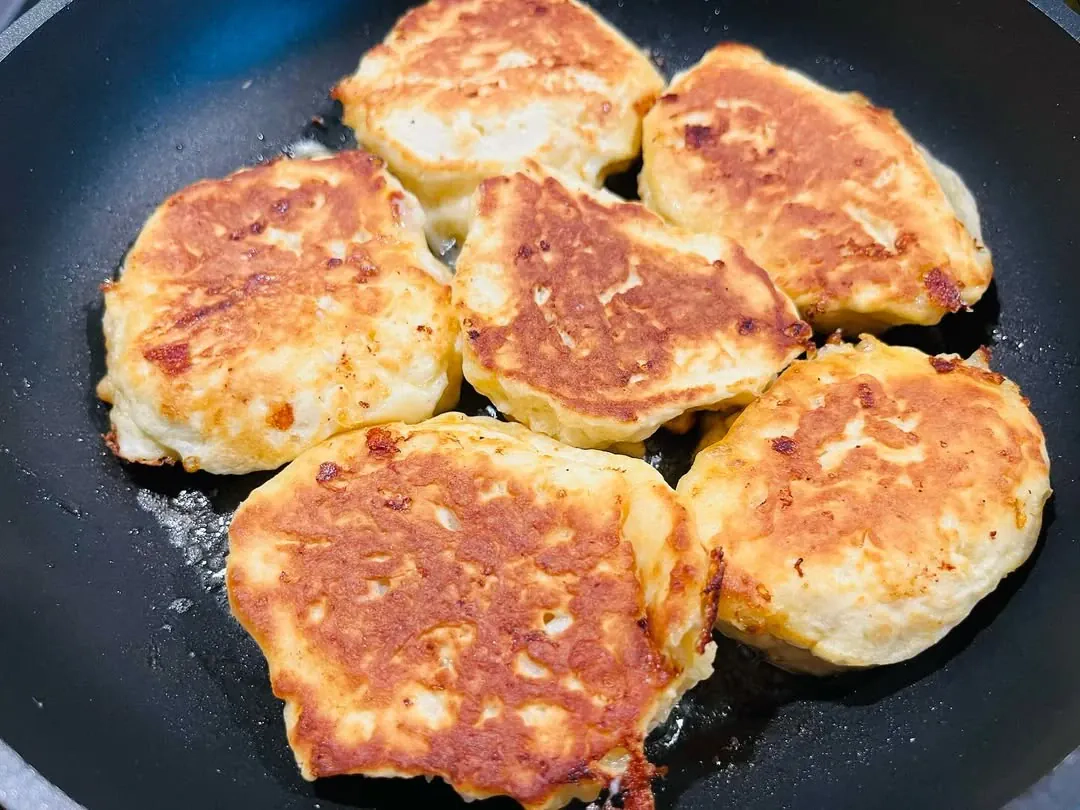 Varškės blyneliai su obuoliais