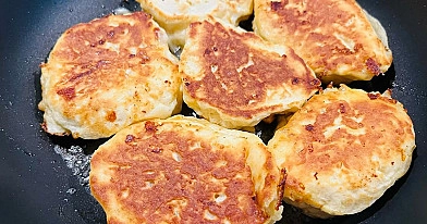 Varškės blyneliai su obuoliais
