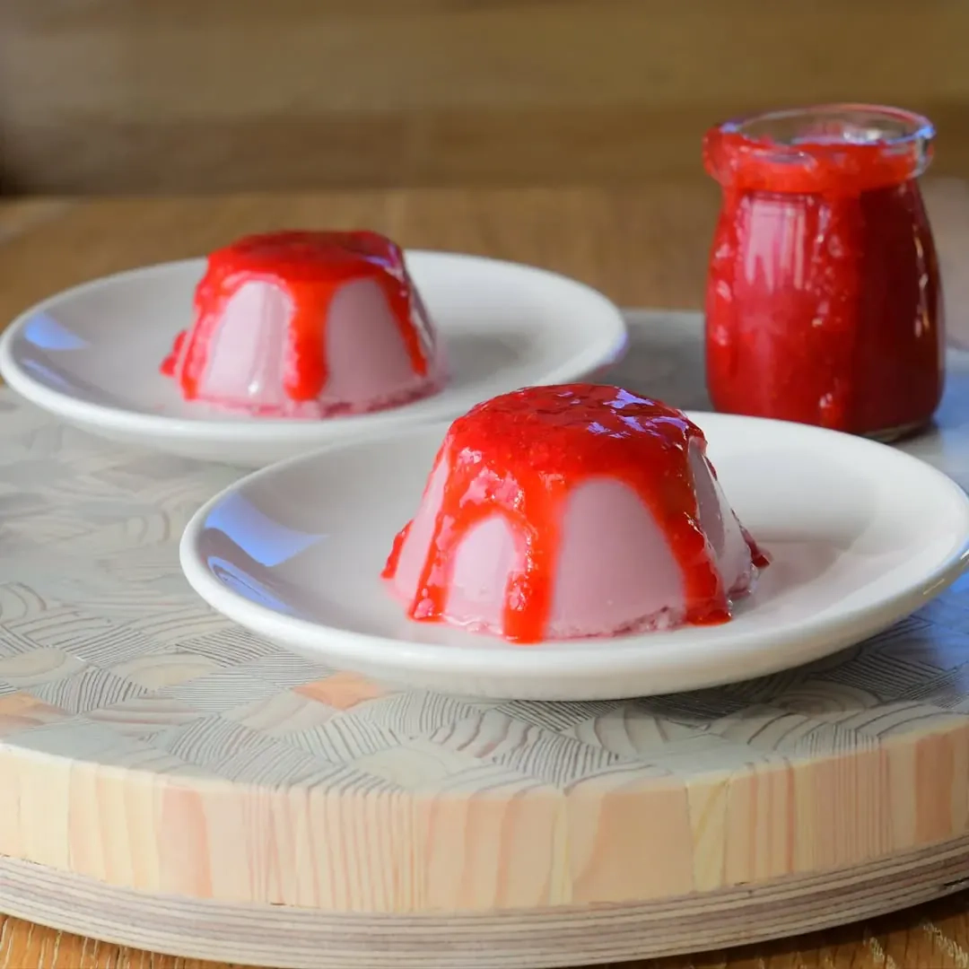 Skaniausia Panna cotta su braškėmis ir jogurtu
