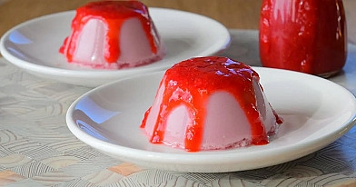 Skaniausia Panna cotta su braškėmis ir jogurtu