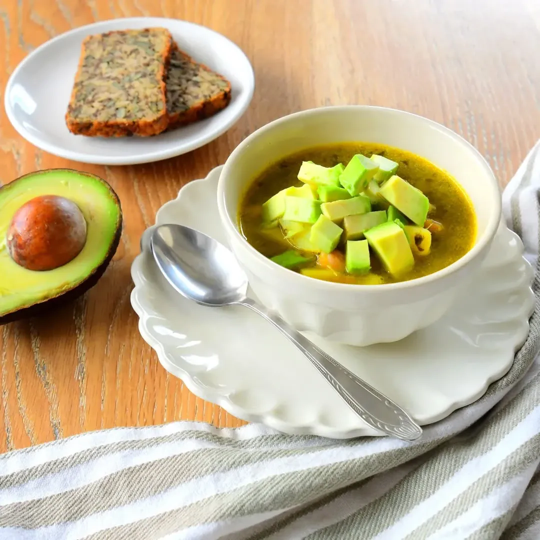 Rūgštynių sriuba su avokadu ir avinžirniais (be kiaušinių) 🥑
