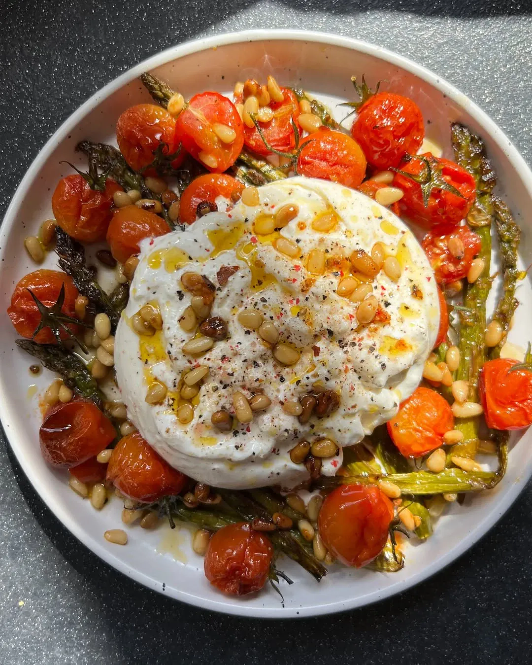 Burrata su keptais vyšniniais pomidorais ir smidrais