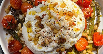 Burrata su keptais vyšniniais pomidorais ir smidrais