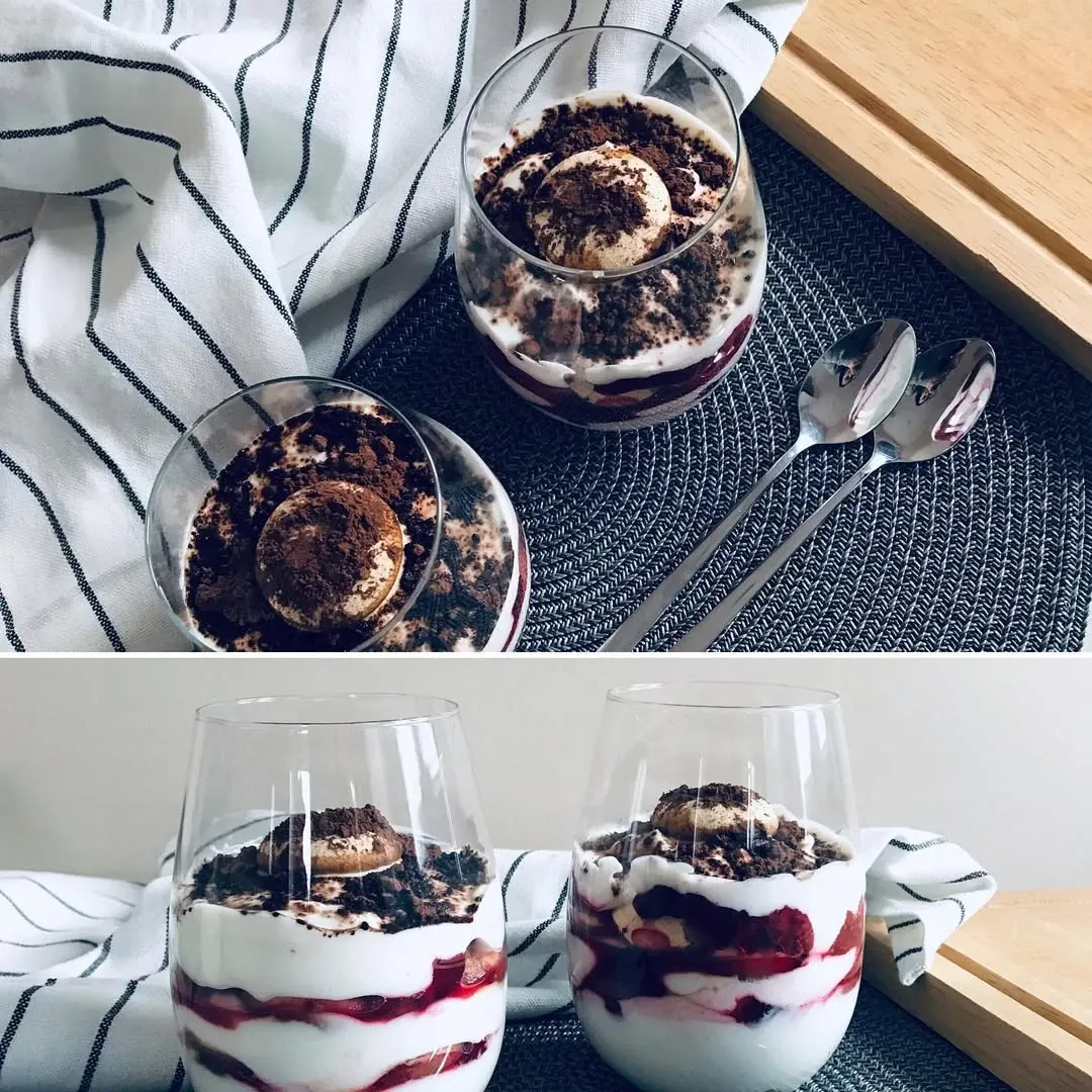 Tiramisu su vyšniomis, graikišku jogurtu ir maskarpone