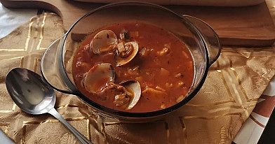 Skaniausia jūros gėrybių sriuba su raudonojo kario pasta