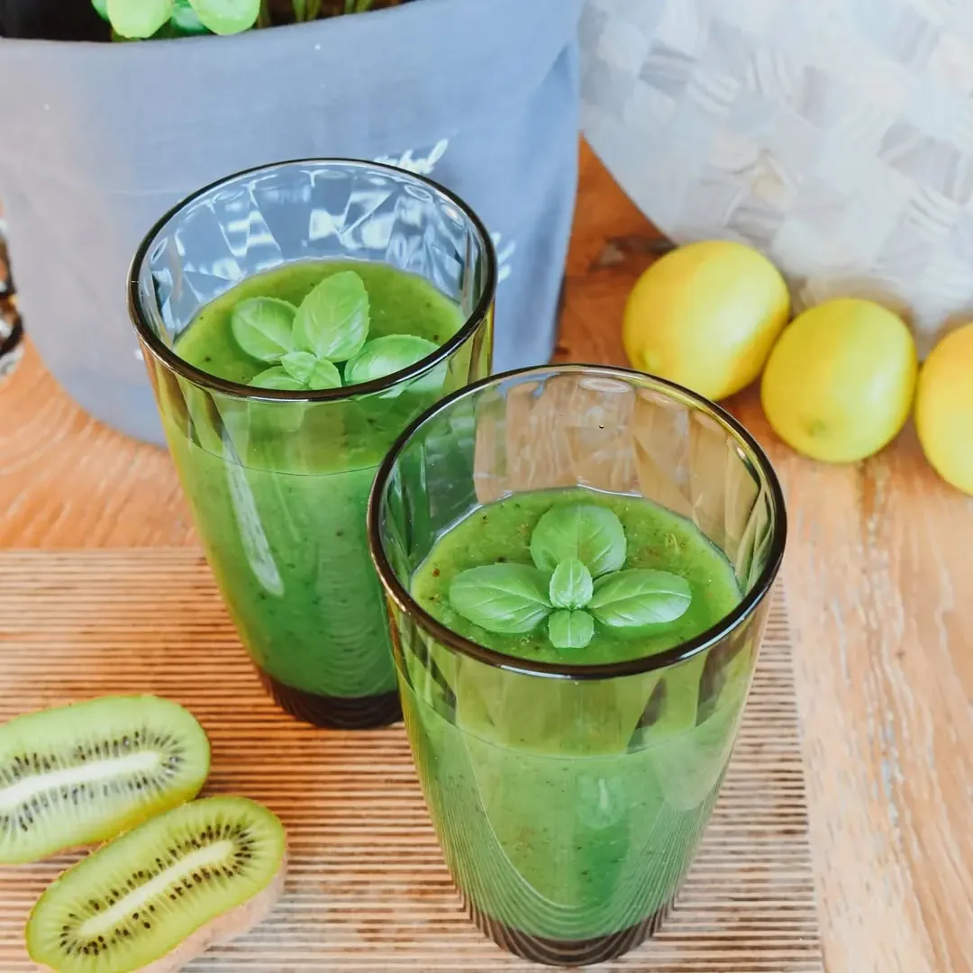 Žaliasis energijos užtaisas - kokteilis su kiviais, kriaušėmis ir špinatais  🥝🍐🌱