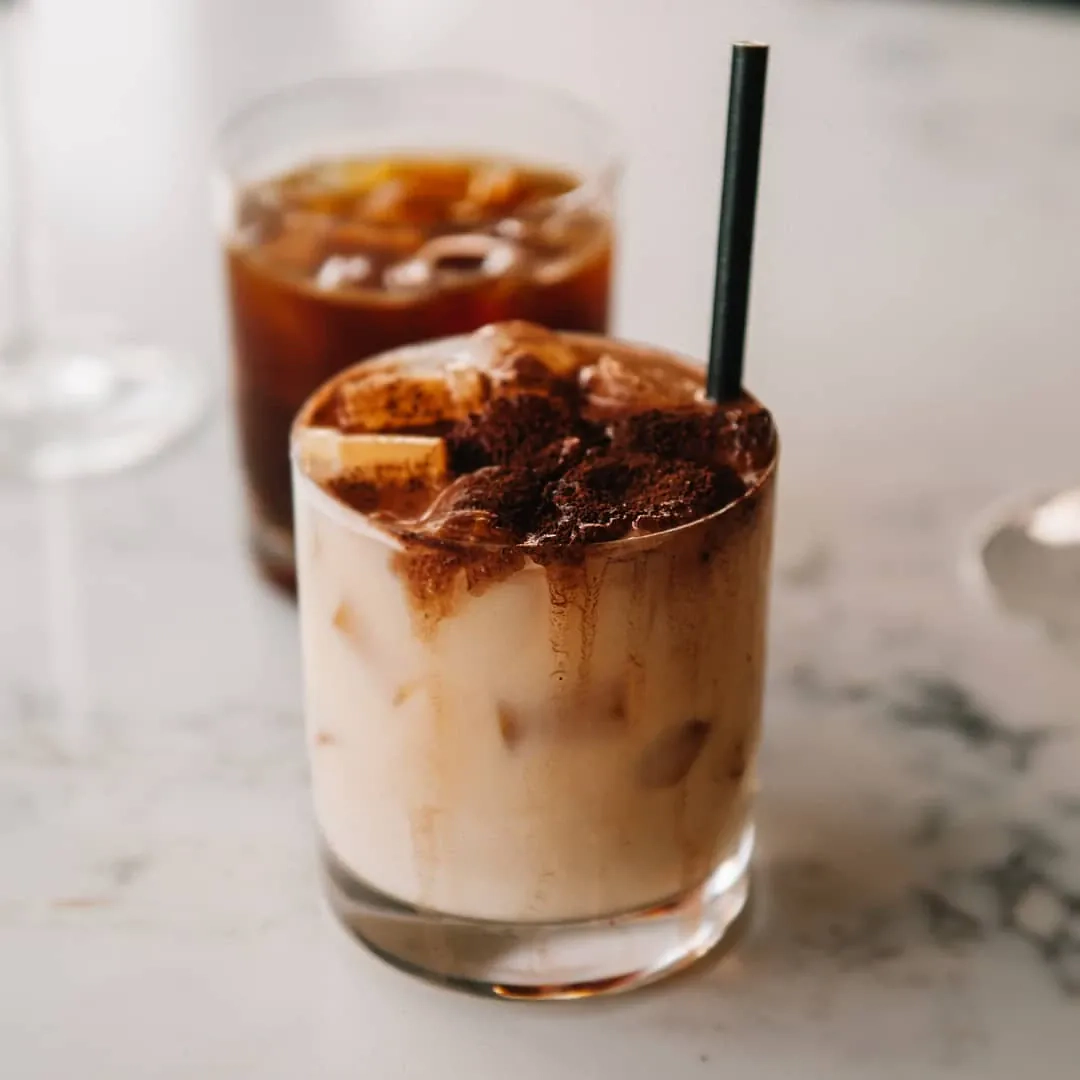 White russian (baltasis rusas) kokteilis su degtine, kavos likeriu ir pienu