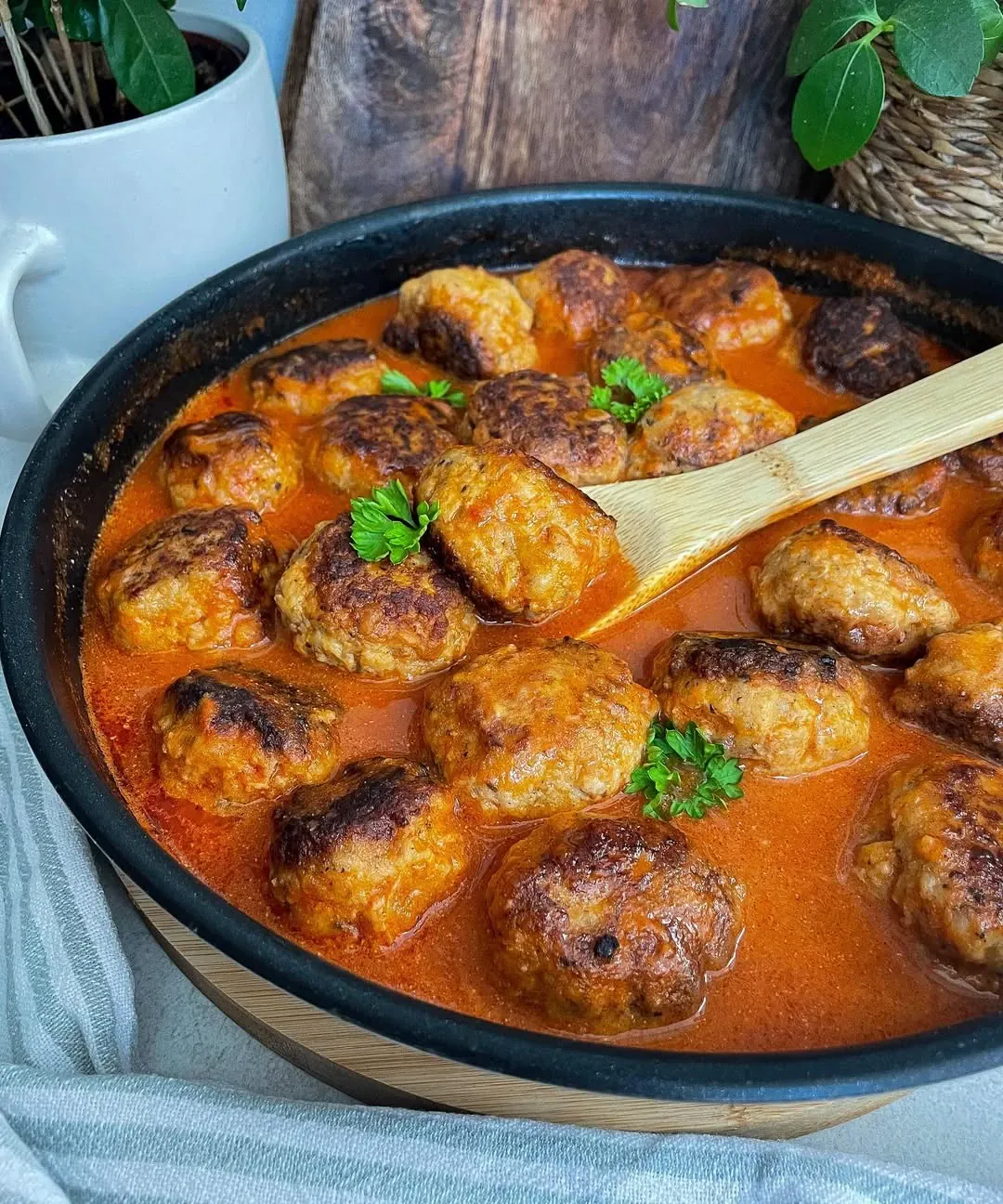 Sultingi mėsos kukuliai pomidorų padaže, troškinti orkaitėje