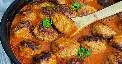 Sultingi mėsos kukuliai pomidorų padaže, troškinti orkaitėje