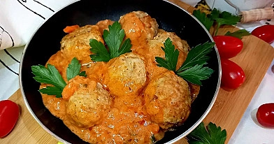 Mėsos kukuliai pikantiškame Vorčesterio ir pomidorų padaže