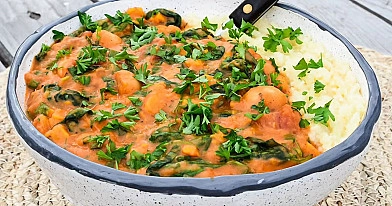Veganiškas saldžiųjų bulvių, pupelių ir špinatų troškinys 🥬🍠
