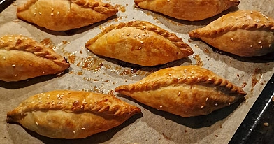 Paprasti kibinai su malta mėsa (tešla su margarinu ir grietine)