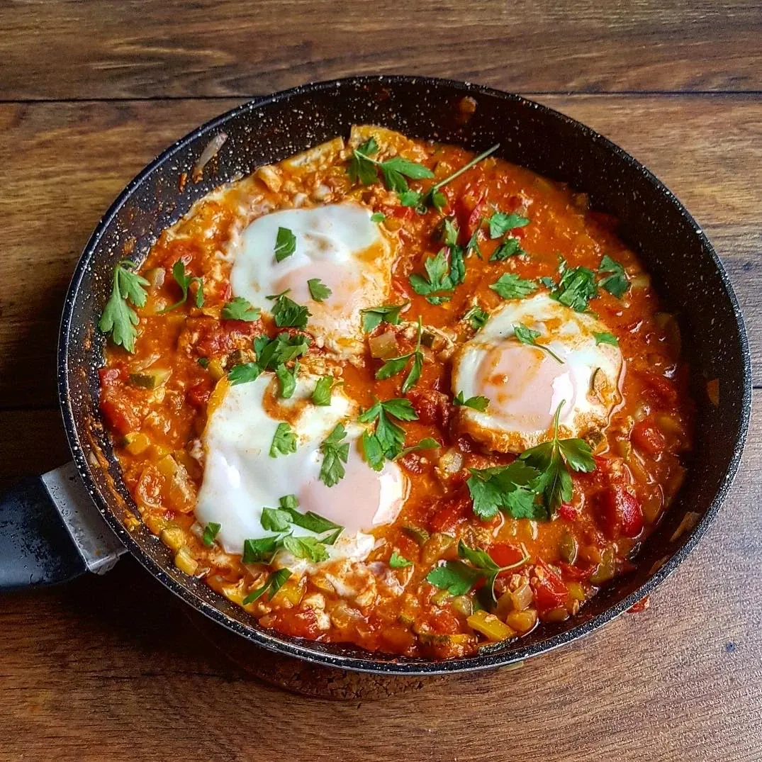 Skaniausia žydiška kiaušinienė be pieno (Shakshuka)