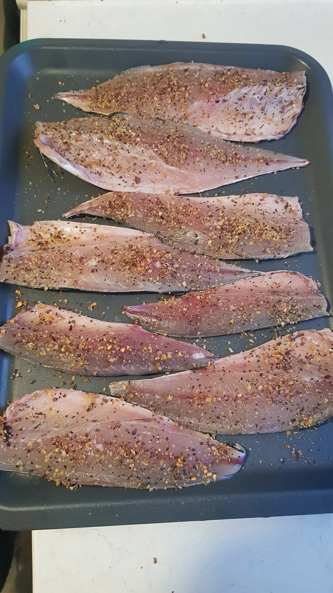 Sūdytas upėtakis su česnaku, druska, cukrumi ir pipirais