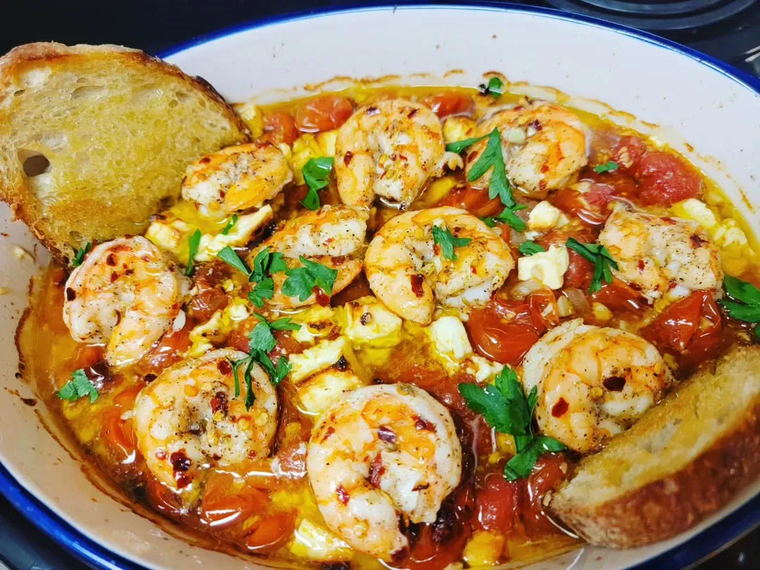 Saganaki - užkeptos krevetės su feta sūriu ir pomidorais