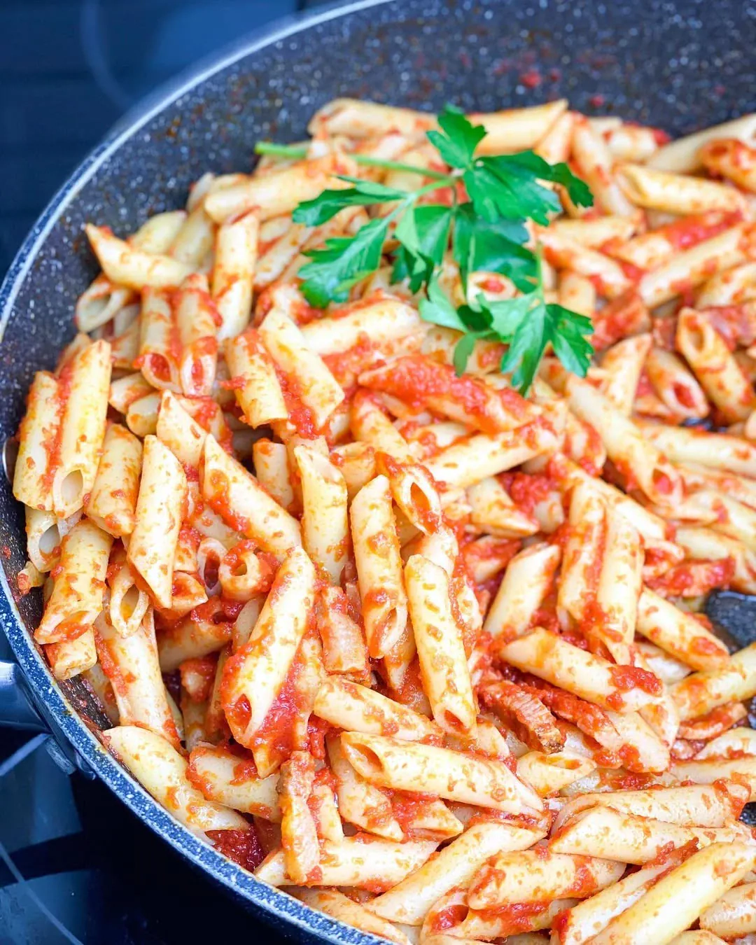 Veganiški Penne Rigate makaronai su šviežių pomidorų padažu