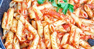 Veganiški Penne Rigate makaronai su šviežių pomidorų padažu