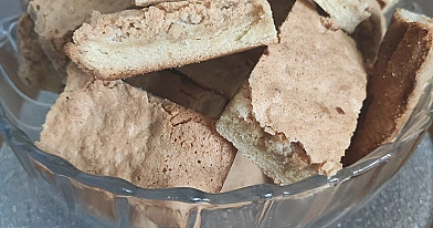 Sausainiai su riešutais ir morengu