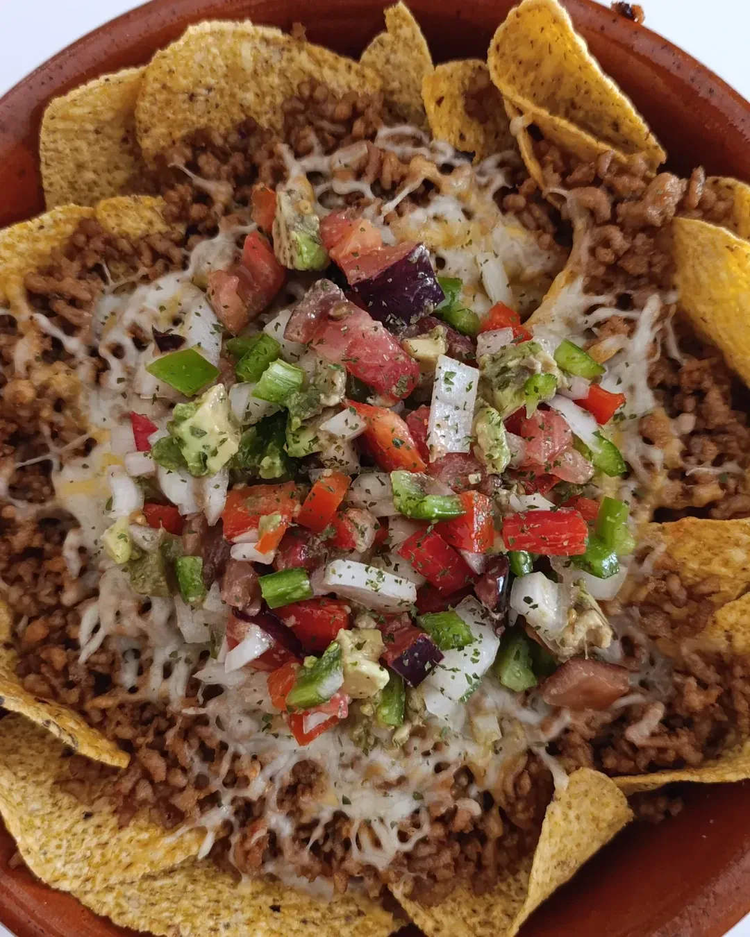 Nachos su mėsos padažu ir česnakiniu padažu, pagal ant medinės lentelės