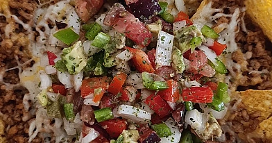 Nachos su mėsos padažu ir česnakiniu padažu, pagal ant medinės lentelės