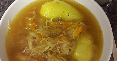 Raugintų ir šviežių kopūstų sriuba su mėsa ir bulvėmis