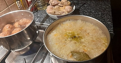 Paprasta močiutės raugintų kopūstų sriuba su vištiena