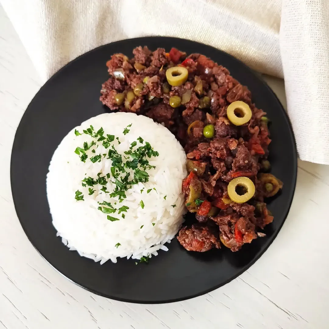 Kubietiškas jautienos faršo troškinys su vynu (Picadillo cubano)
