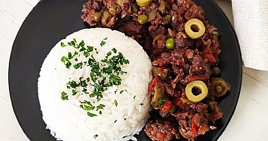 Kubietiškas jautienos faršo troškinys su vynu (Picadillo cubano)
